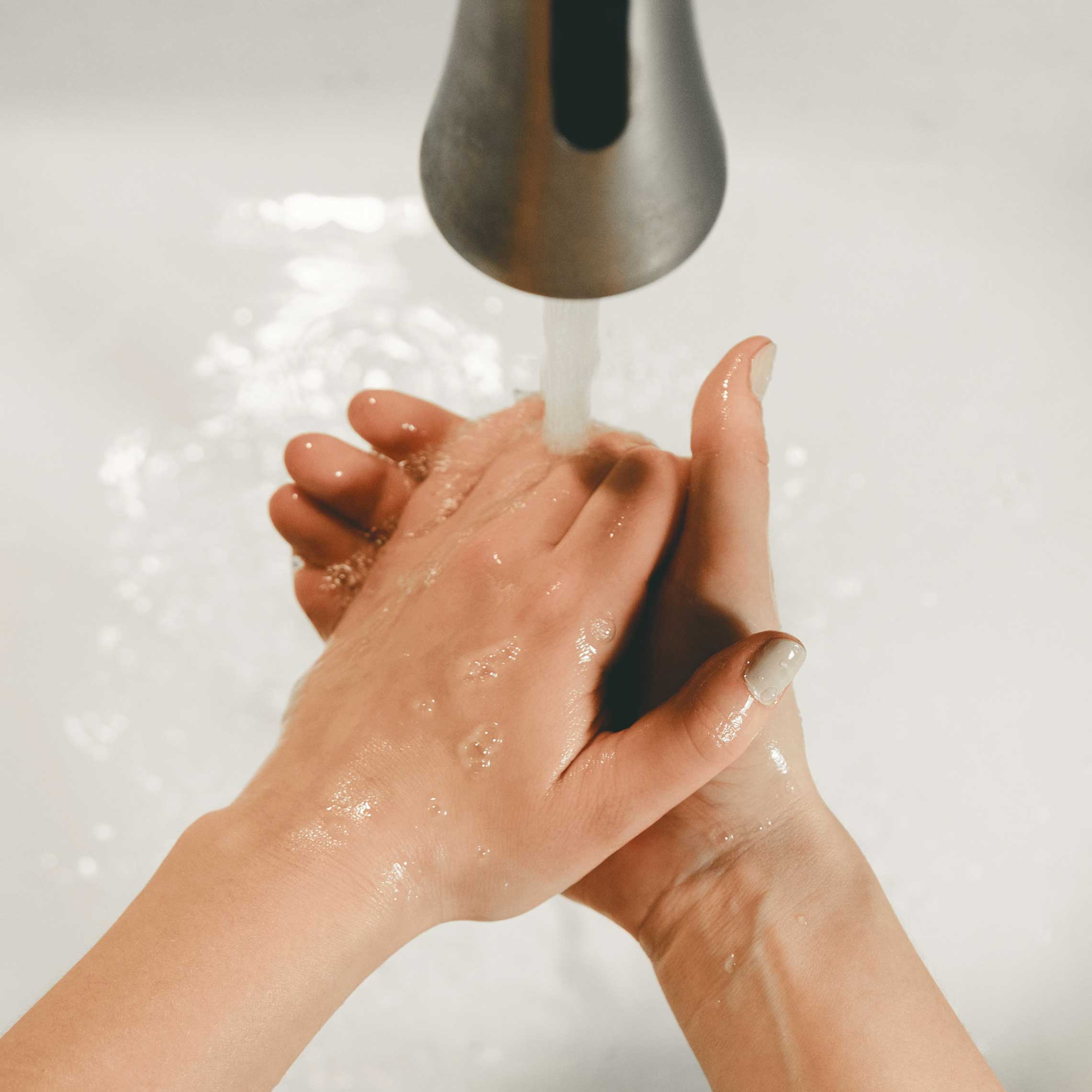 Detergere le mani con acqua